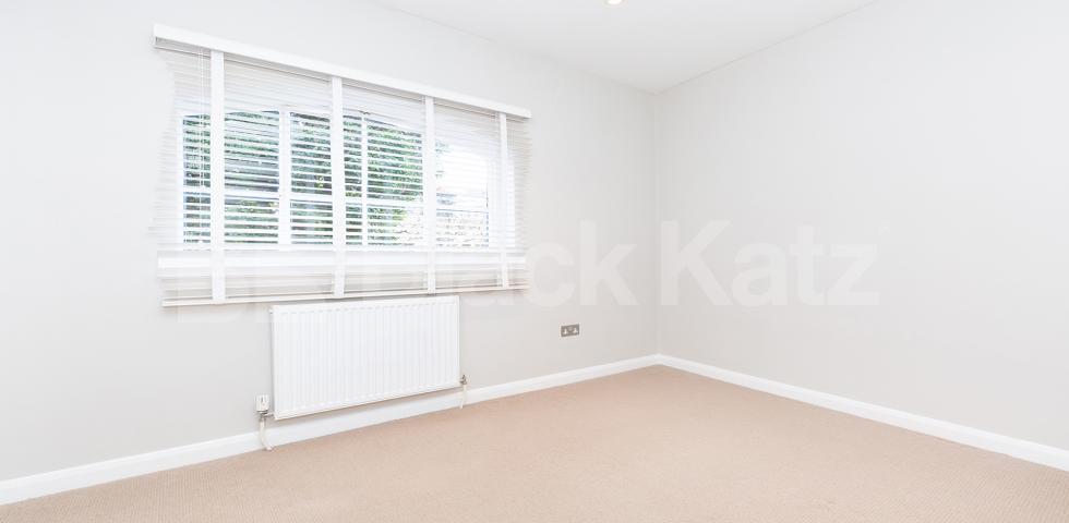 			3 BEDROOM MEWS HOUSE, 3 Bedroom, 1 bath, 1 reception Mews House			 Dove Road, CANONBURY 